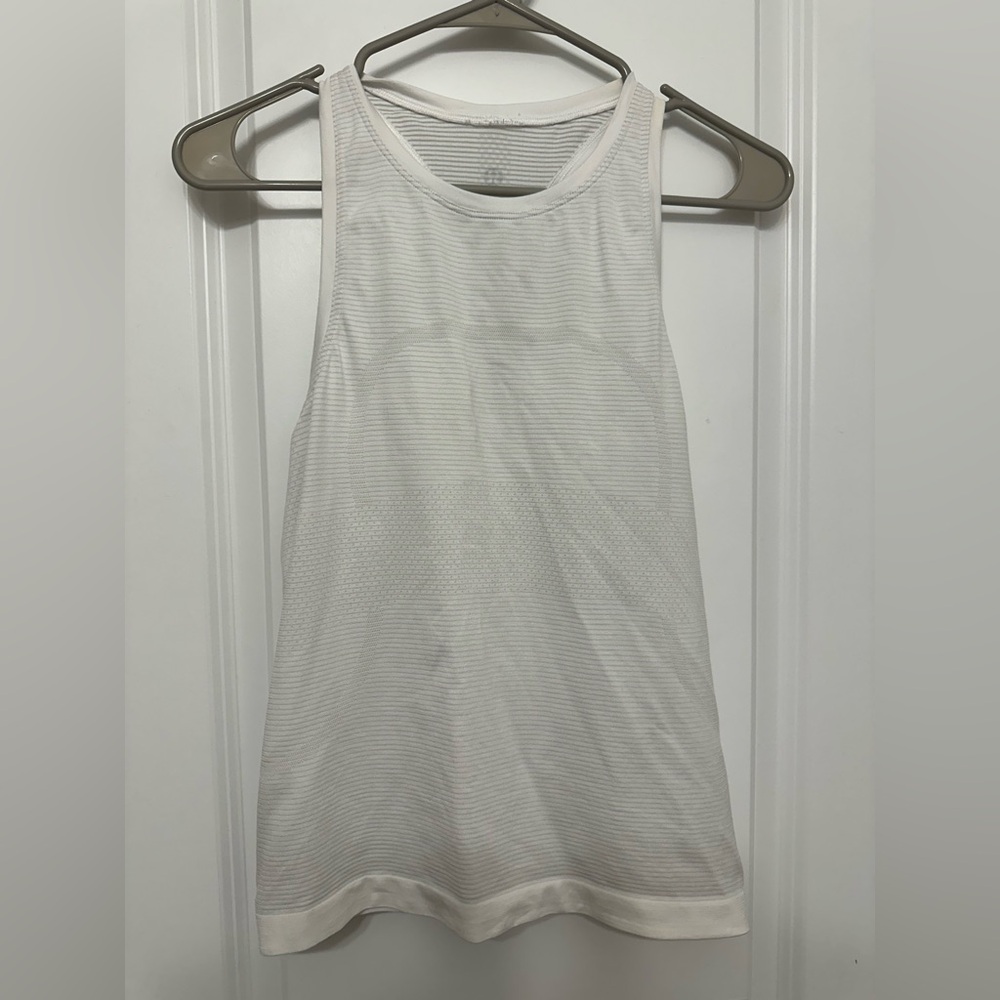 White lululemon tanktop